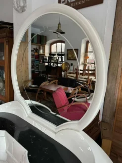 Coiffeuse futuriste avec grand miroir ovale