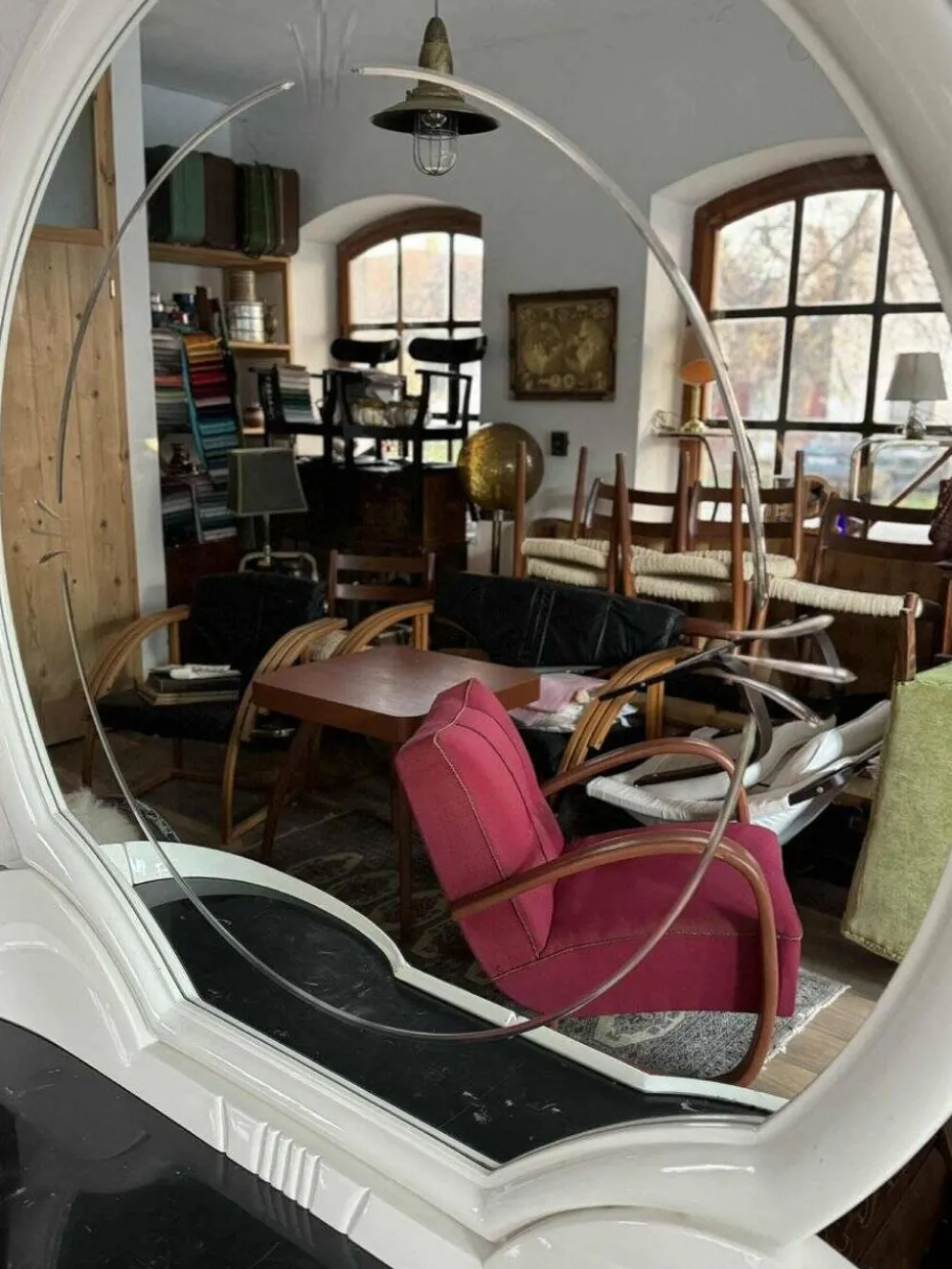 Coiffeuse futuriste avec grand miroir ovale