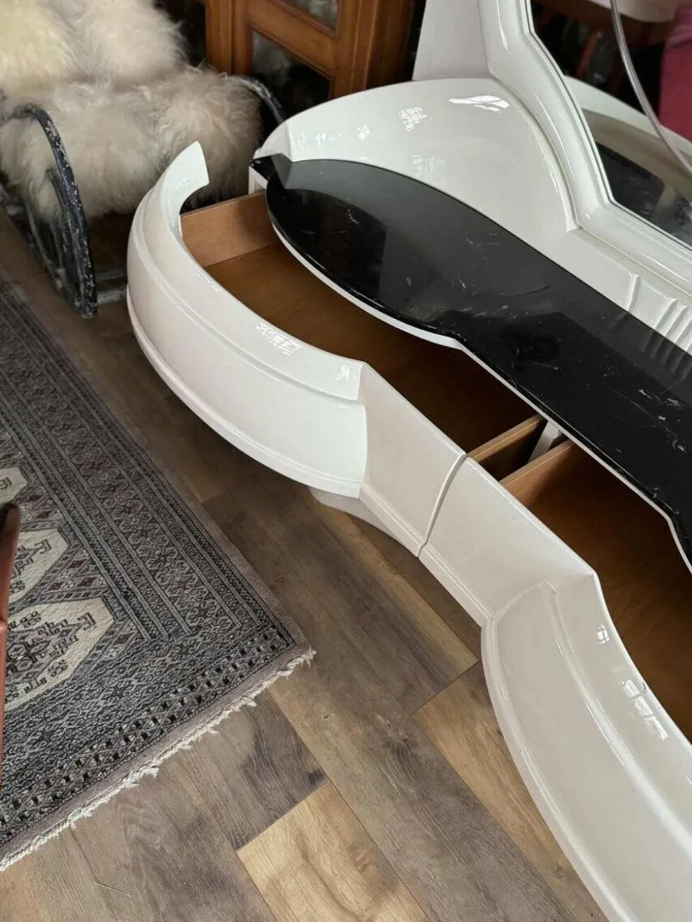 Coiffeuse futuriste avec grand miroir ovale
