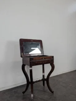 Coiffeuse Louis-Philippe en acajou à miroir relevable