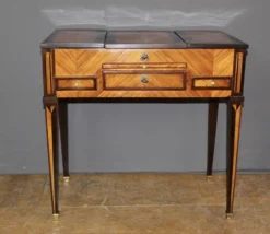 Coiffeuse Louis XVI en Marqueterie de Bois de Rose et Palissandre XVIIIe
