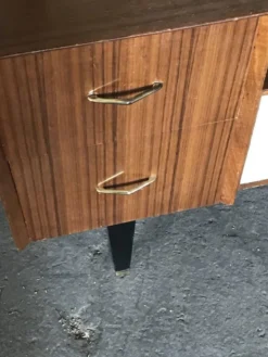 Coiffeuse mid-century en teck marron et blanc avec miroir et pieds en laiton