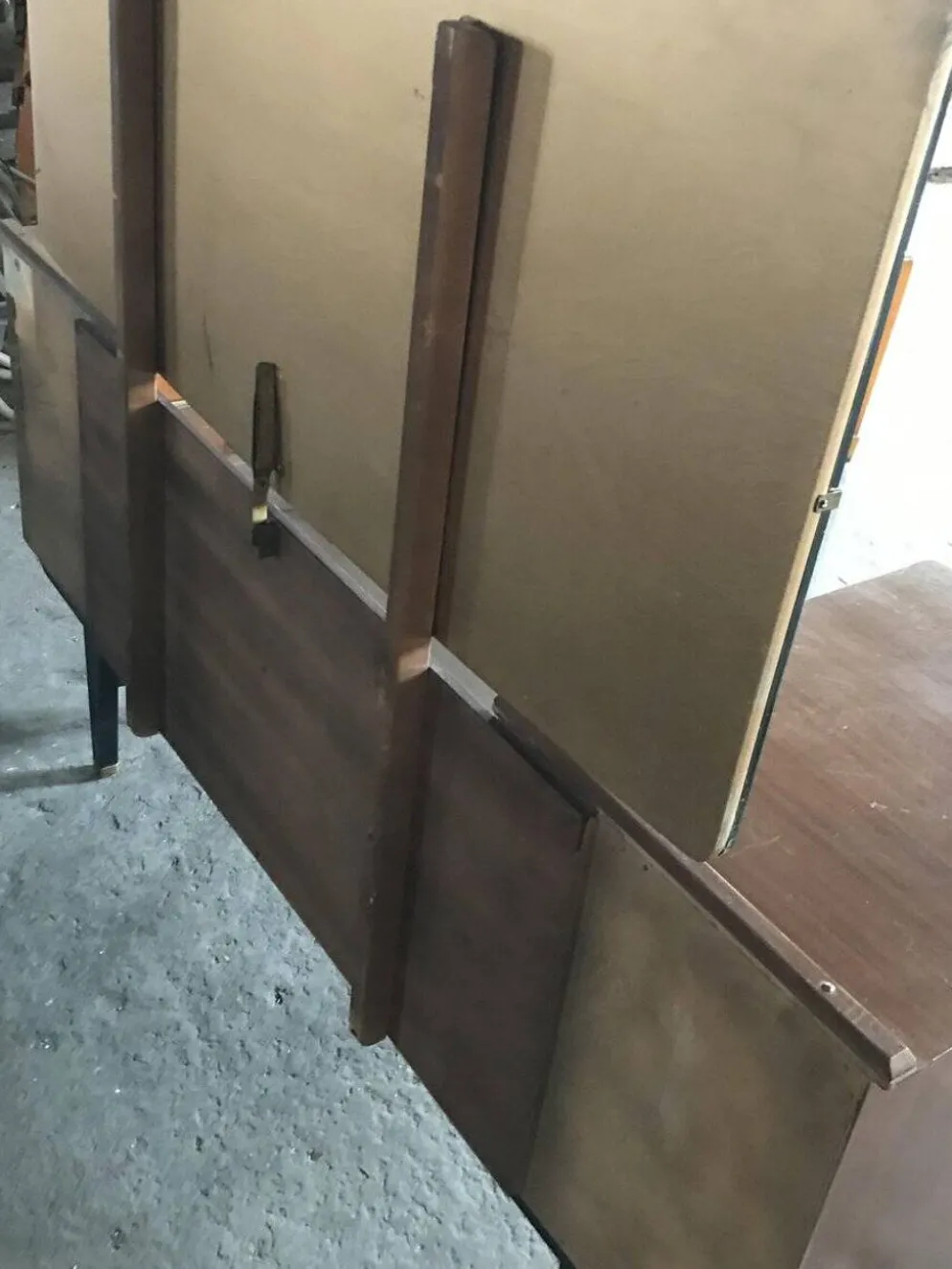 Coiffeuse mid-century en teck marron et blanc avec miroir et pieds en laiton
