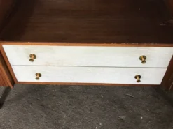 Coiffeuse mid-century en teck marron et blanc avec miroir et pieds en laiton