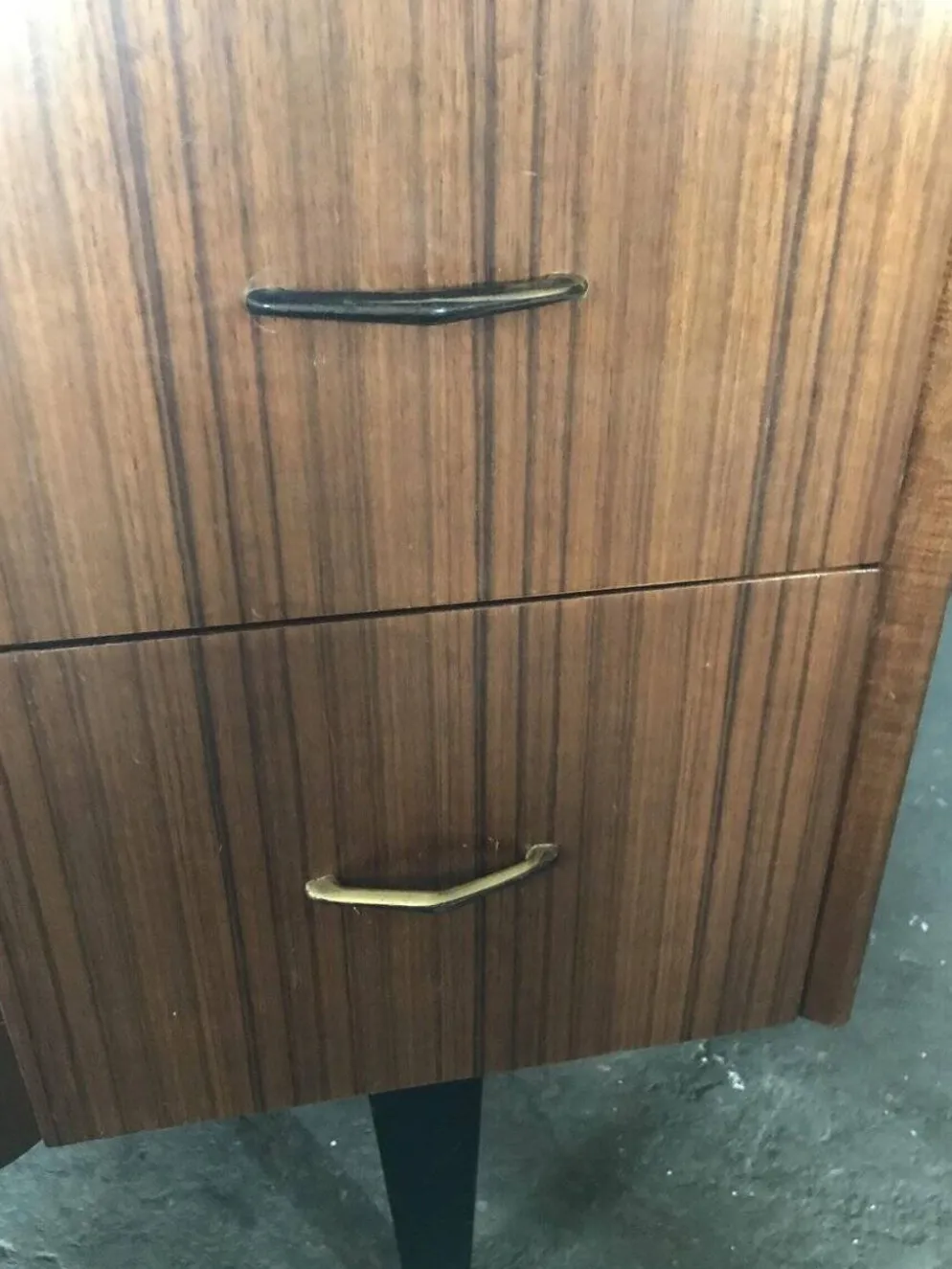 Coiffeuse mid-century en teck marron et blanc avec miroir et pieds en laiton