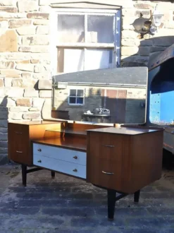 Coiffeuse mid-century en teck marron et blanc avec miroir et pieds en laiton