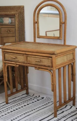 Coiffeuse ou bureau en rotin
