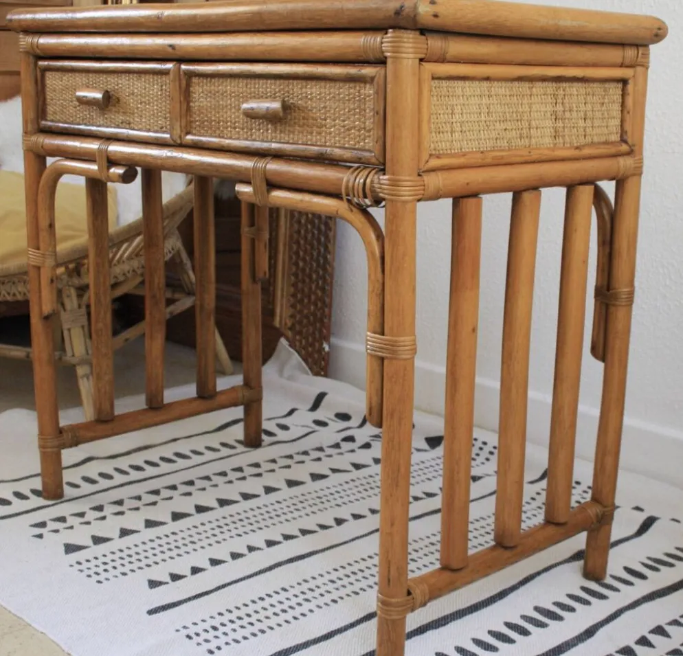 Coiffeuse ou bureau en rotin