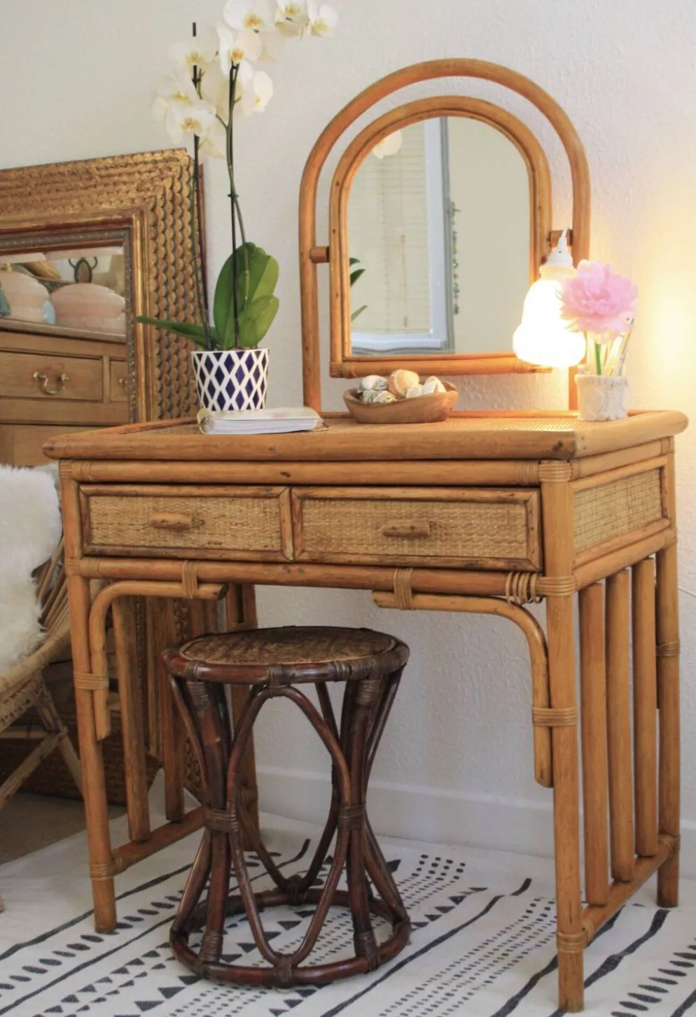 Coiffeuse ou bureau en rotin