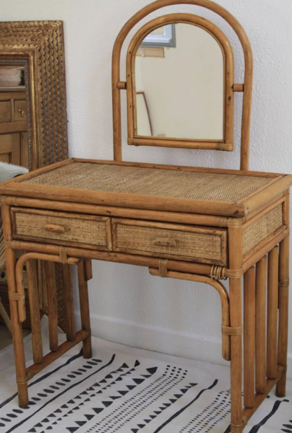 Coiffeuse ou bureau en rotin