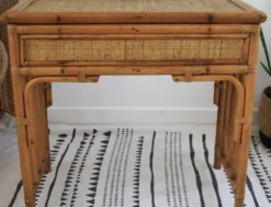 Coiffeuse ou bureau en rotin