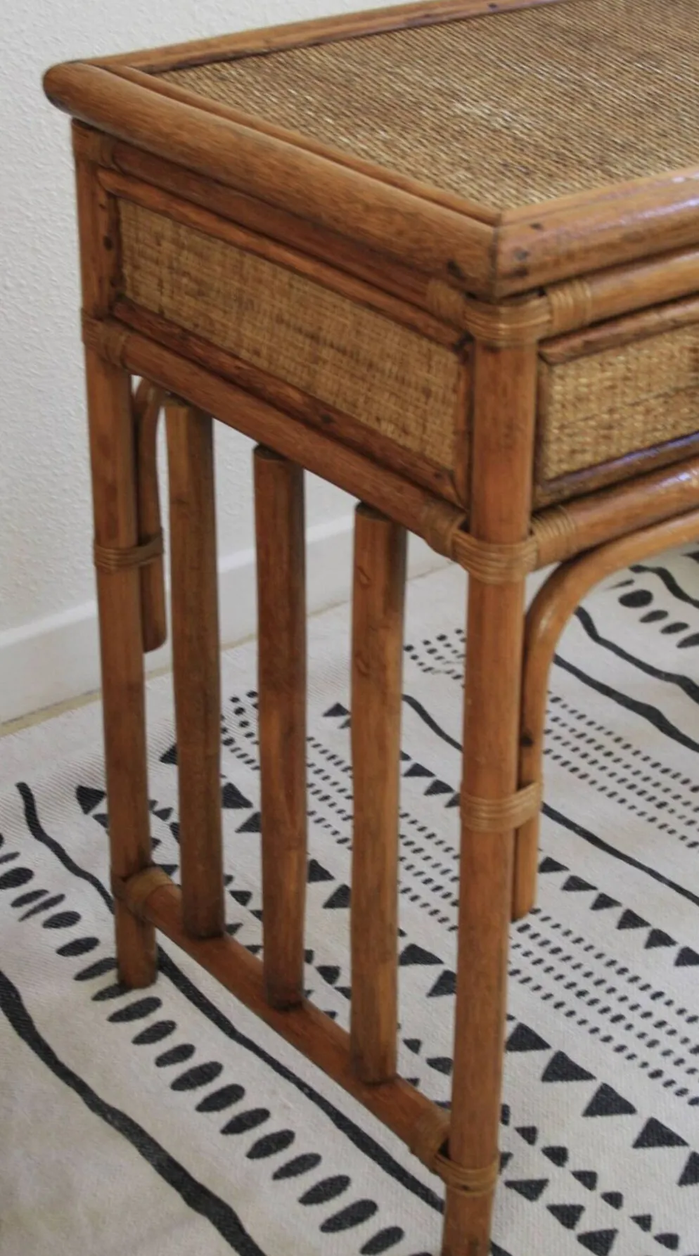 Coiffeuse ou bureau en rotin