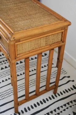 Coiffeuse ou bureau en rotin