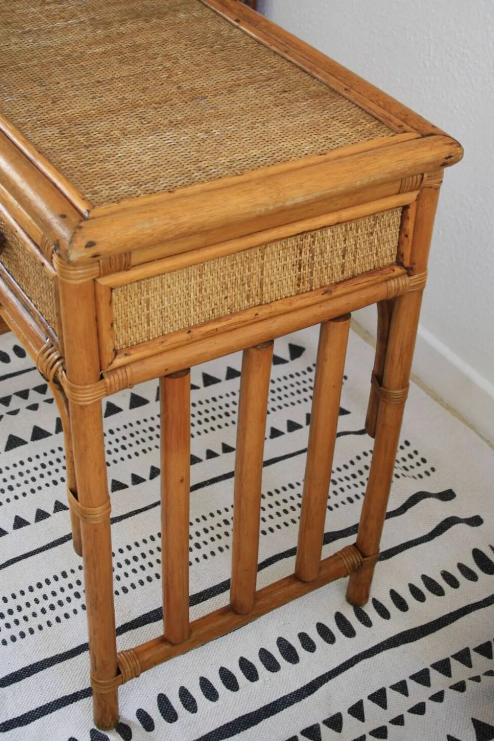 Coiffeuse ou bureau en rotin