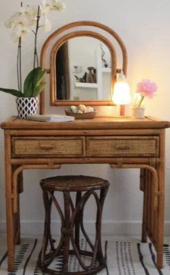 Coiffeuse ou bureau en rotin