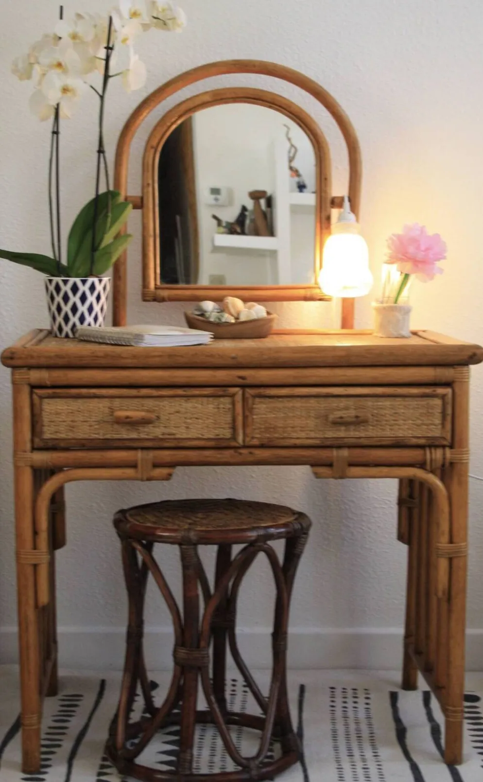 Coiffeuse ou bureau en rotin