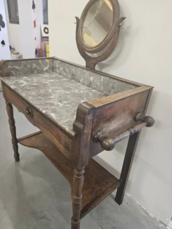 Coiffeuse 1900 ou meuble de toilette