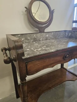 Coiffeuse 1900 ou meuble de toilette