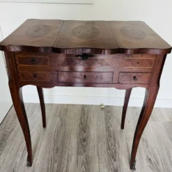 coiffeuse (ou table d'accouchée / poudreuse) de style Louis XV.
