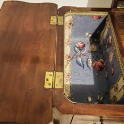 coiffeuse (ou table d'accouchée / poudreuse) de style Louis XV.
