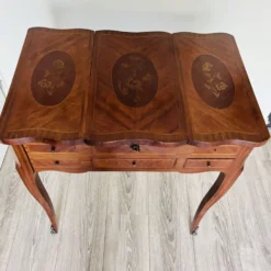 coiffeuse (ou table d'accouchée / poudreuse) de style Louis XV.