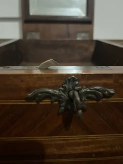 coiffeuse (ou table d'accouchée / poudreuse) de style Louis XV.