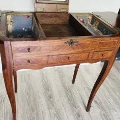 coiffeuse (ou table d'accouchée / poudreuse) de style Louis XV.