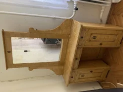 Coiffeuse peinte à la main en bois marron avec miroir intégré — début XXe siècle