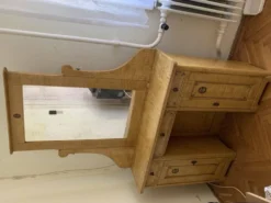 Coiffeuse peinte à la main en bois marron avec miroir intégré — début XXe siècle