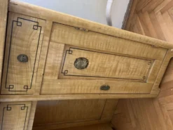 Coiffeuse peinte à la main en bois marron avec miroir intégré — début XXe siècle