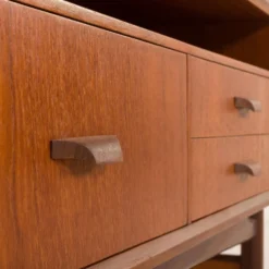 Coiffeuse scandinave des années 60 avec miroir réglable.