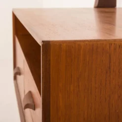Coiffeuse scandinave des années 60 avec miroir réglable.
