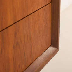 Coiffeuse scandinave des années 60 avec miroir réglable.