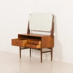 Coiffeuse scandinave des années 60 avec miroir réglable.