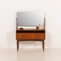 Coiffeuse scandinave des années 60 avec miroir réglable.