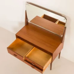 Coiffeuse scandinave des années 60 avec miroir réglable.