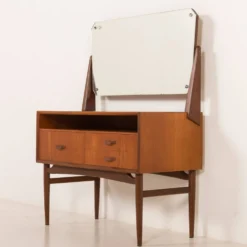 Coiffeuse scandinave des années 60 avec miroir réglable.