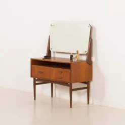 Coiffeuse scandinave des années 60 avec miroir réglable.