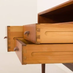 Coiffeuse scandinave des années 60 avec miroir réglable.
