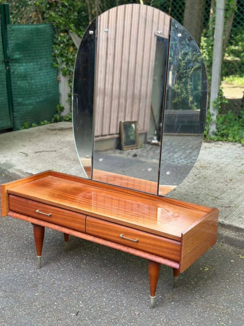 Coiffeuse scandinave en bois des années 50 avec miroir triptyque