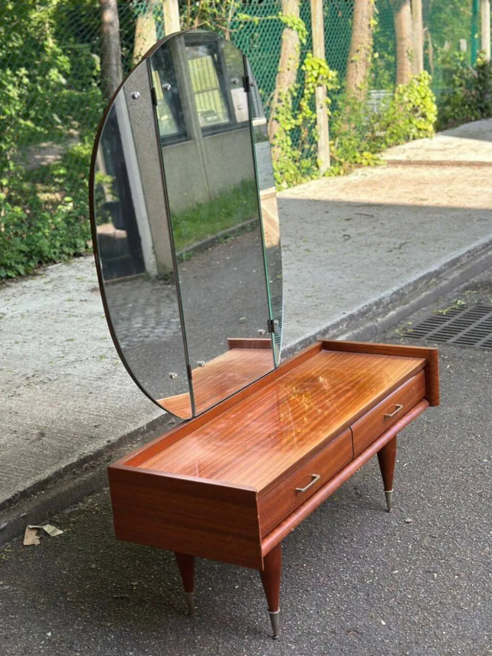 Coiffeuse scandinave en bois des années 50 avec miroir triptyque