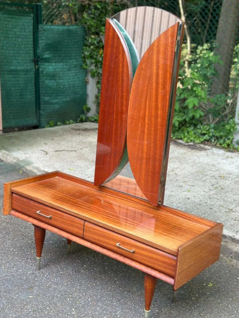 Coiffeuse scandinave en bois des années 50 avec miroir triptyque