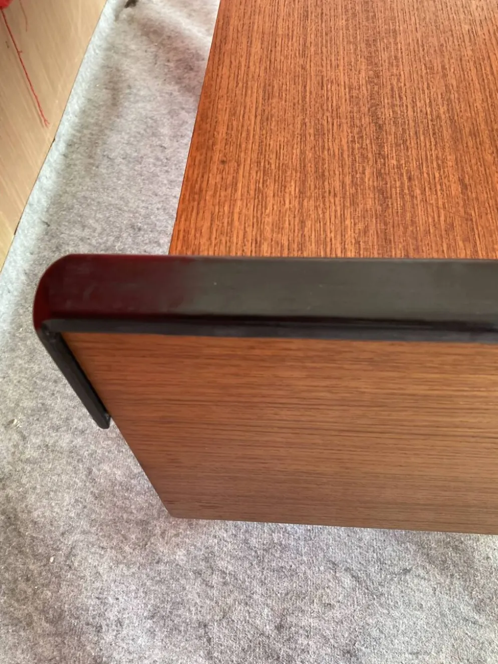 Coiffeuse scandinave en teck avec un grand miroir rond