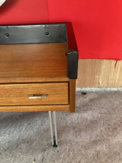 Coiffeuse scandinave en teck avec un grand miroir rond