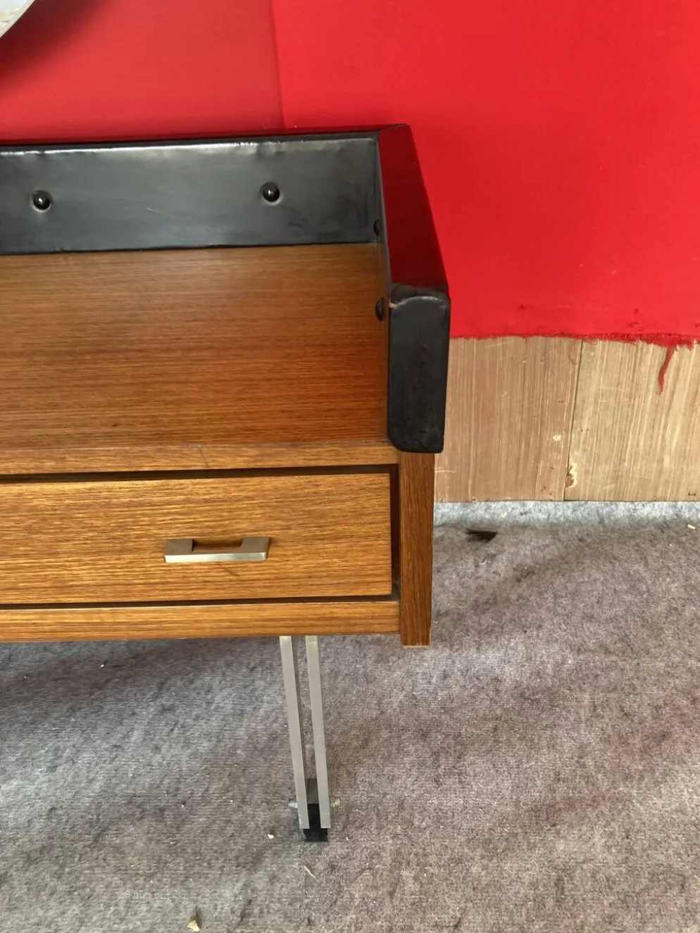 Coiffeuse scandinave en teck avec un grand miroir rond
