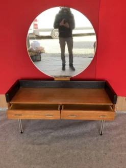 Coiffeuse scandinave en teck avec un grand miroir rond