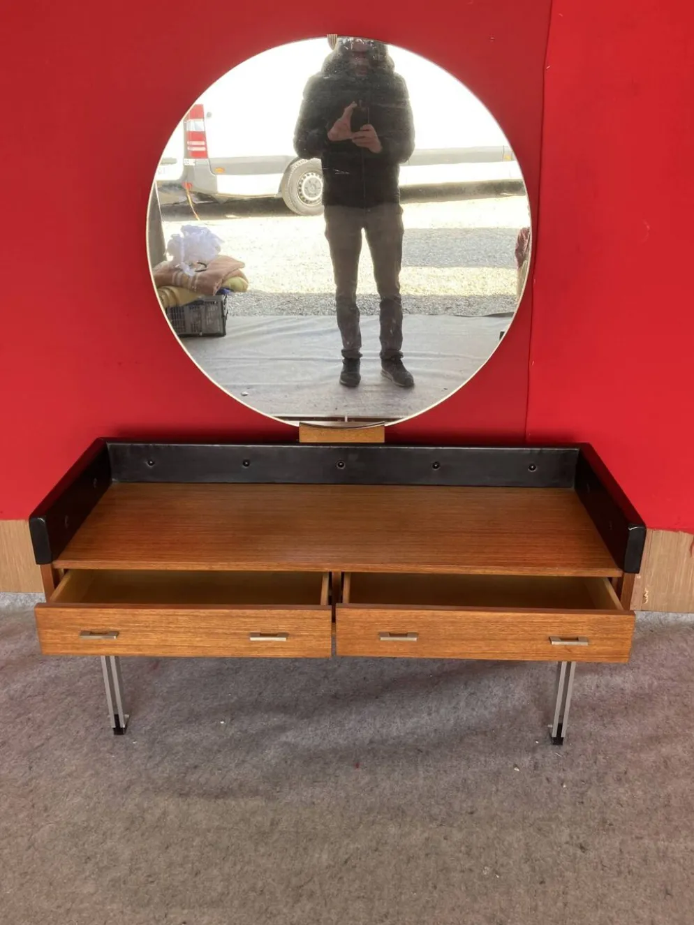 Coiffeuse scandinave en teck avec un grand miroir rond