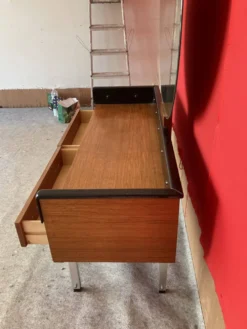 Coiffeuse scandinave en teck avec un grand miroir rond