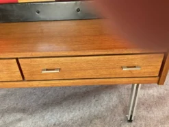 Coiffeuse scandinave en teck avec un grand miroir rond