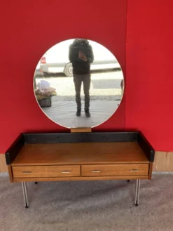 Coiffeuse scandinave en teck avec un grand miroir rond